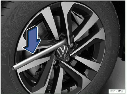 Volkswagen ID.4 desmontaje rueda desenroscar tornillos con llave