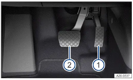 Volkswagen ID.4 pedales zona reposapiés acelerador y freno detalle posición correcta